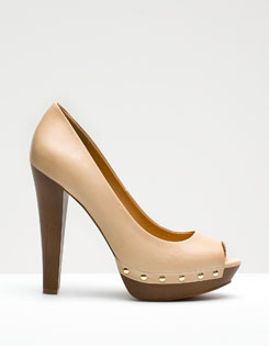 Zapato peep toe tachas madera