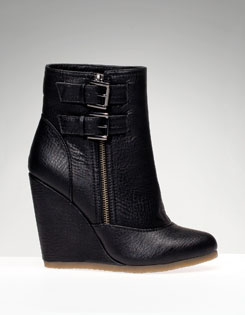 Stivaletto zeppa con fibbie