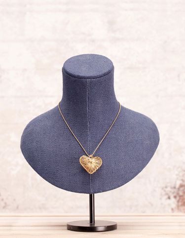Collar corazón con hilos metalizados