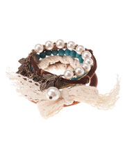 Set de ocho pulseras con perlas