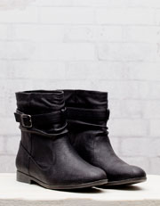 Basic ankle boots with buckle