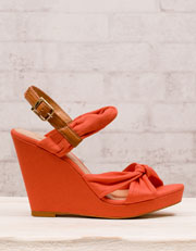 Textile wedges with twist