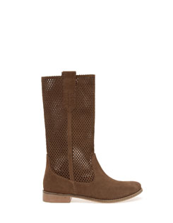 Botas rasas de camurça perfurada