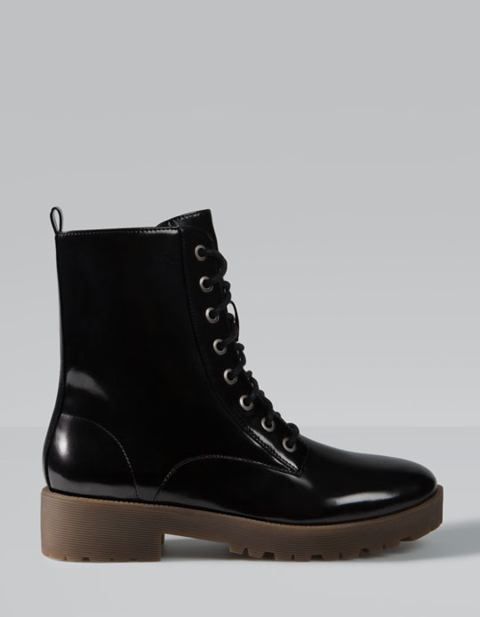 boots stradivarius beige