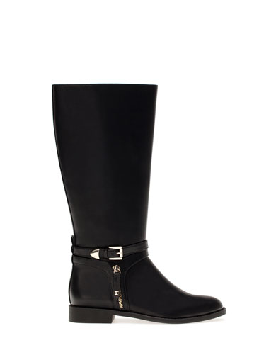 Botas rasas com aplique e fecho