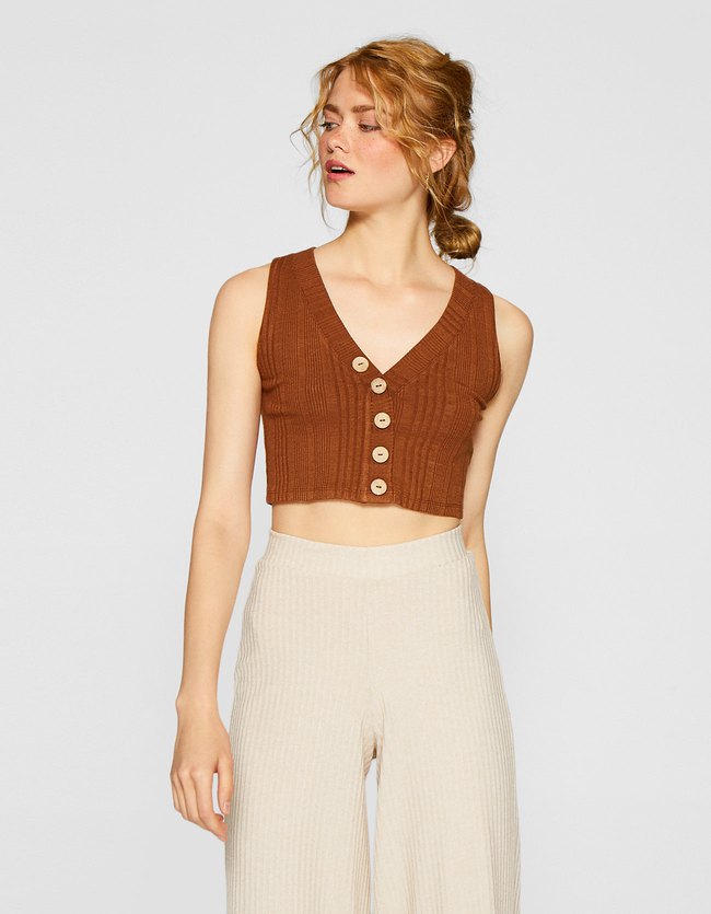 Укороченный топ с пуговицами и V-образным вырезом