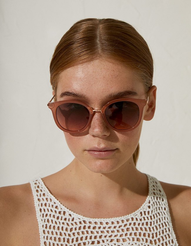 Солнцезащитные очки в круглой розовой пластмассовой оправе