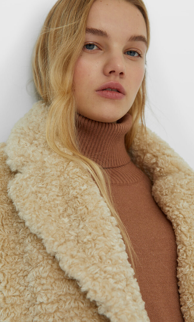 Stradivarius Пальто Из Искусственной Овчины Женская Коллекция Цвет Небеленого Полотна Xl