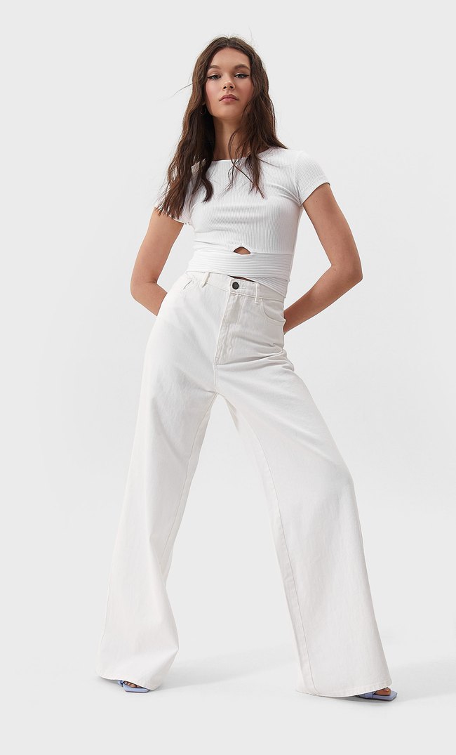 Укороченный топ с перекрестными деталями и вырезами