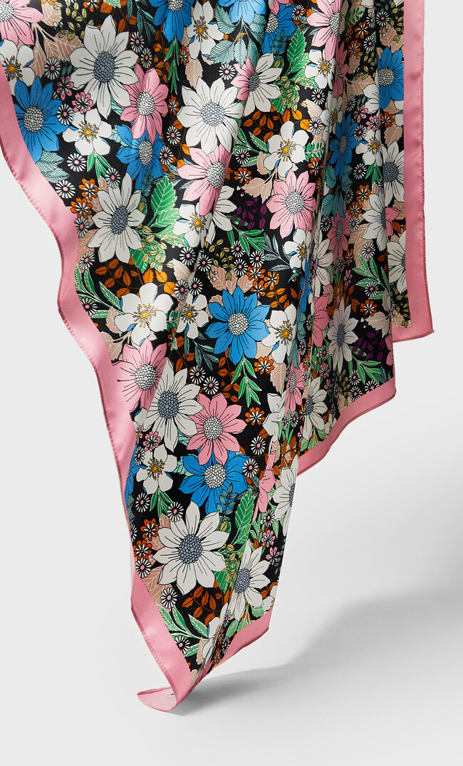 Stradivarius Halstuch Mit Großen Blumen Pastellrosa 103