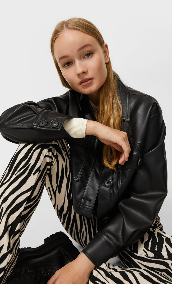 Stradivarius Cropped-Jacke Aus Kunstleder Schwarz M