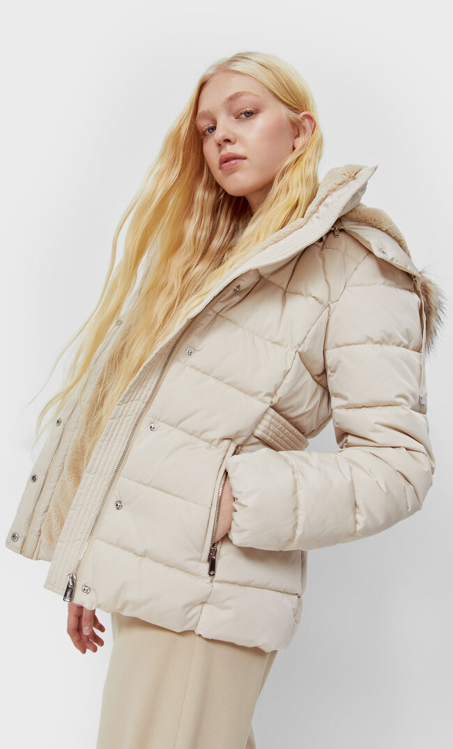 Stradivarius Wasserfester Anorak Mit Abnehmbarer Kapuze Vanille L