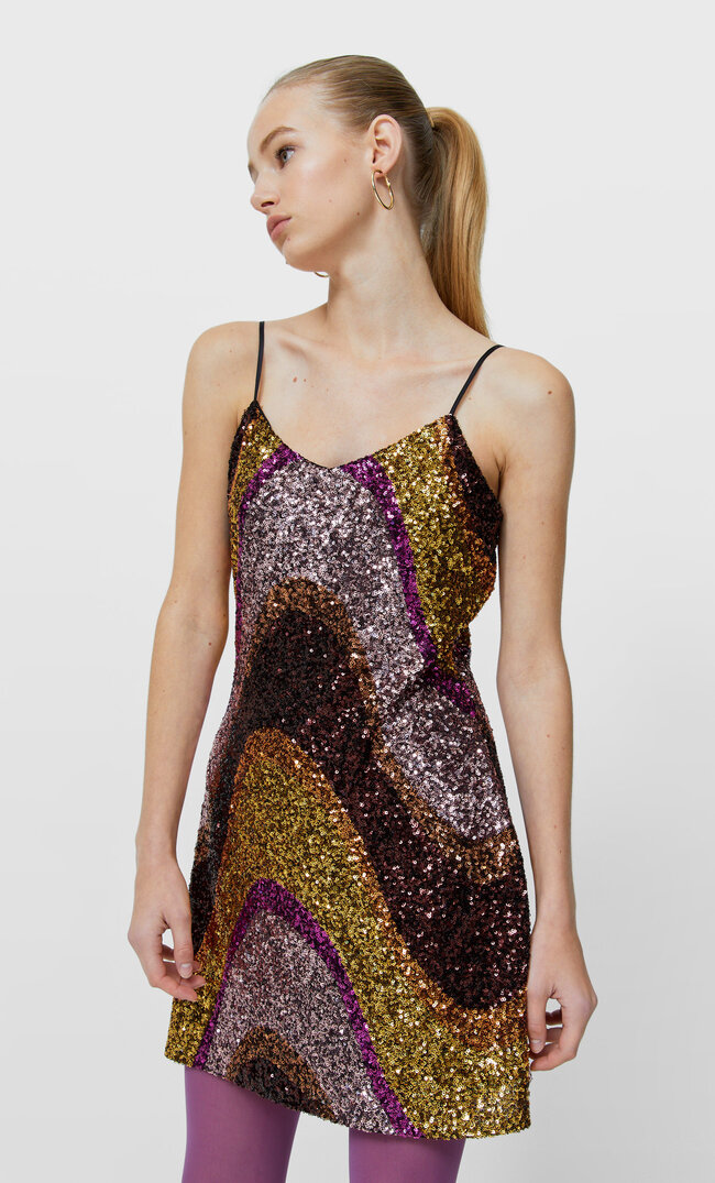 Stradivarius Kurzes Kleid Mit Pailletten Und Wellen Hellrosa L