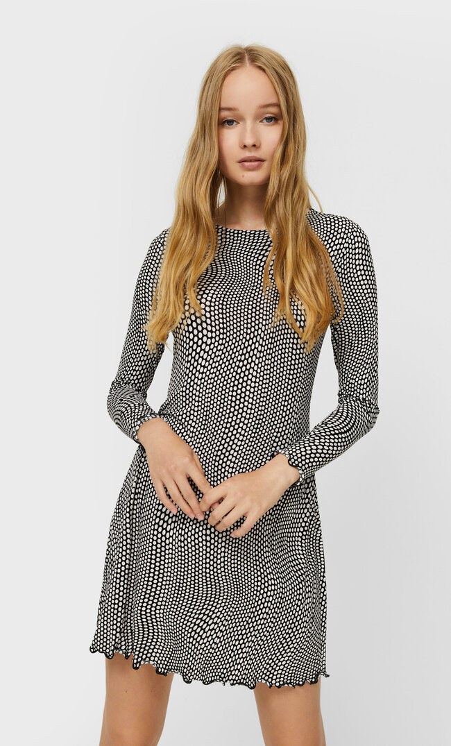 Stradivarius Kurzes, Gewelltes Kleid Ecru Xs