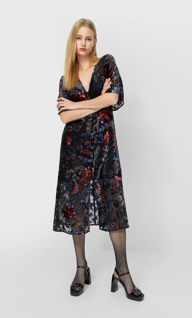 Stradivarius Kimono-Kleid Aus Samt Mit Ausbrennermuster Schwarz L