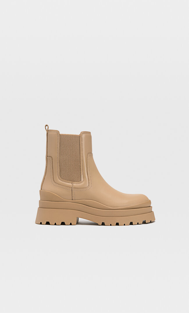 Stradivarius Flache Stiefeletten Mit Elastischem Einsatz Und Profilsohle Beige 42
Stradivarius Flache Stiefeletten Mit Elastischem Einsatz Und Profilsohle Beige 42