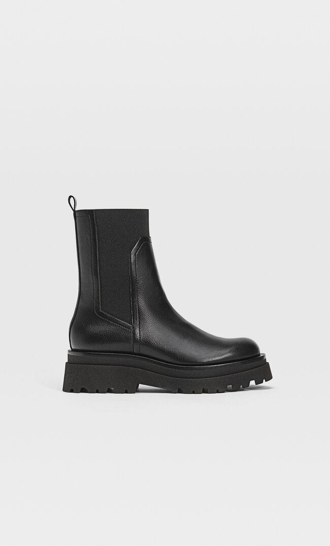 Stradivarius Flache Stiefeletten Mit Elastischem Einsatz Und Profilsohle Schwarz 36
Stradivarius Flache Stiefeletten Mit Elastischem Einsatz Und Profilsohle Schwarz 36