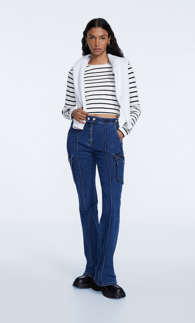 Stradivarius Jeans-Schlaghose Im Cargo-Stil Medium Dark Blue Denim 38
Stradivarius Jeans-Schlaghose Im Cargo-Stil Medium Dark Blue Denim 38
