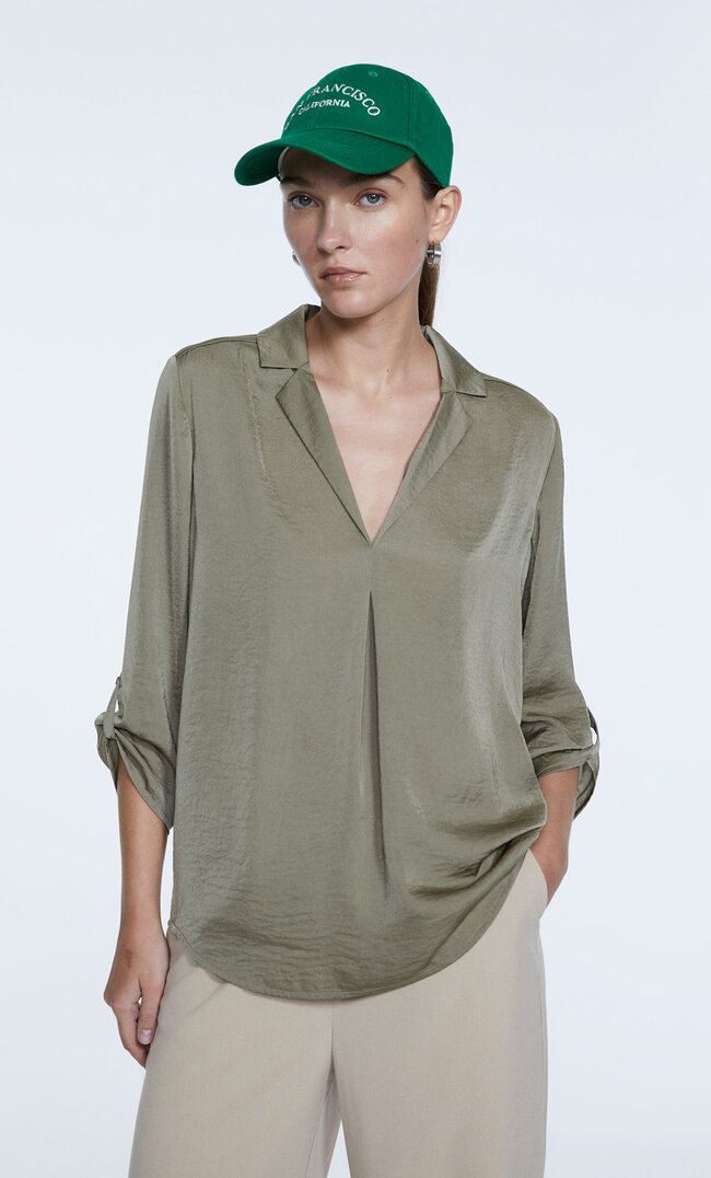 Stradivarius Satynowa Koszula Z Klapami W Szpic Khaki M