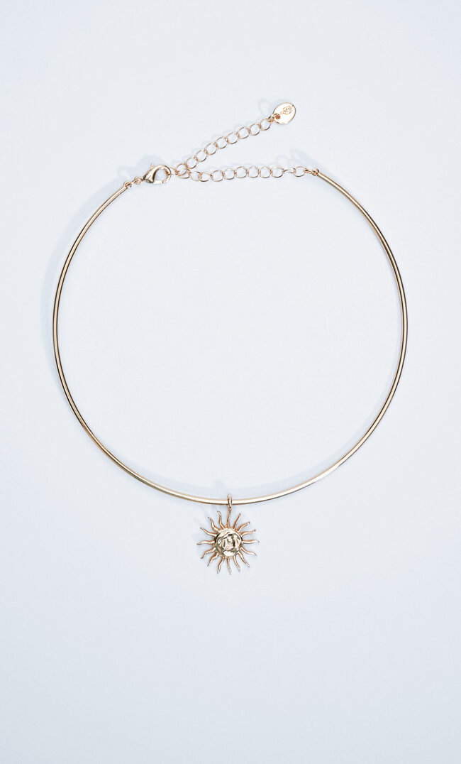 Stradivarius Steifer Choker Mit Anhängern In Sonnenform Gelb M