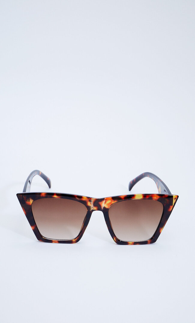 Stradivarius Okulary Przeciwsłoneczne Z Kanciatymi Oprawkami Typu Cat Eye Brązowy M
Stradivarius Okulary Przeciwsłoneczne Z Kanciatymi Oprawkami Typu Cat Eye Brązowy M