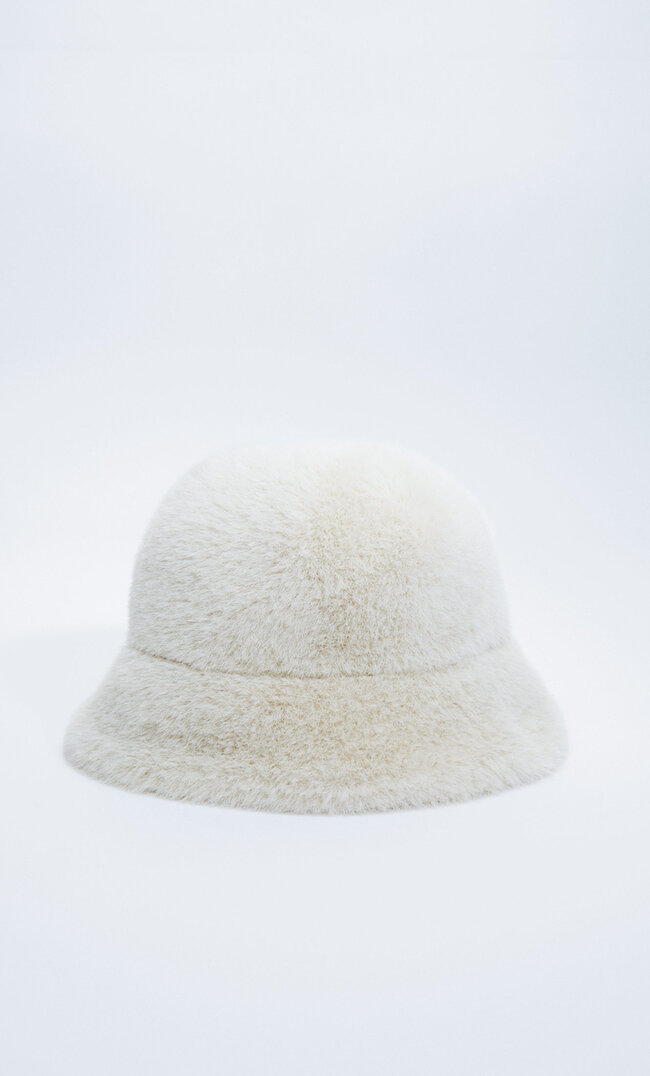 Stradivarius Circular Faux Fur Bucket Hat Ecru 103