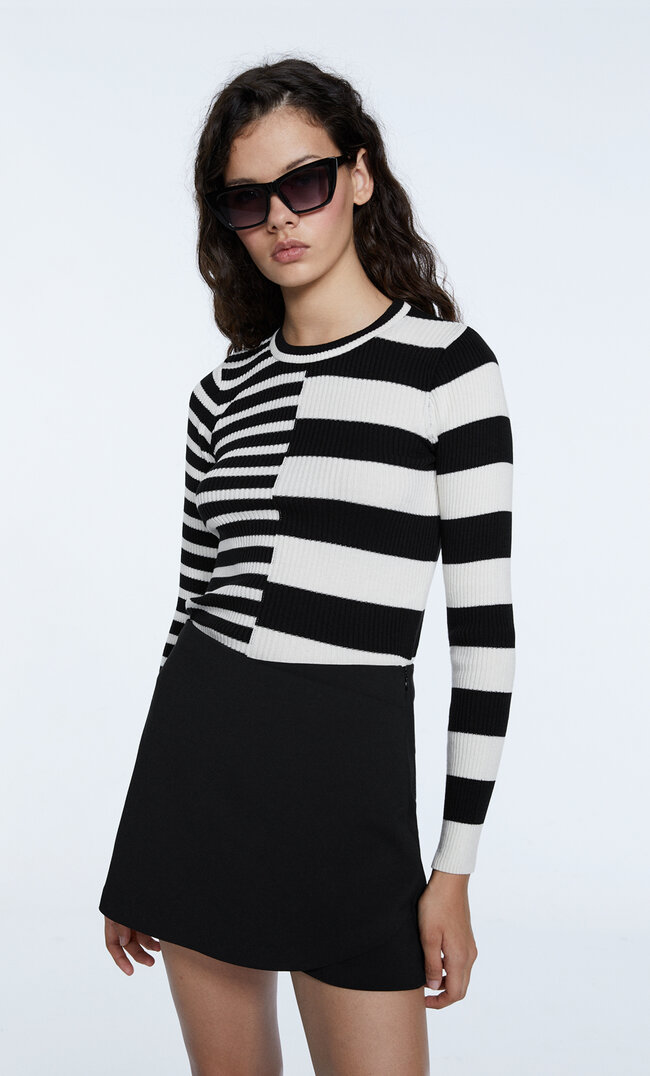 Stradivarius Dzianinowy Sweter W Nieregularne Paski Czarny S