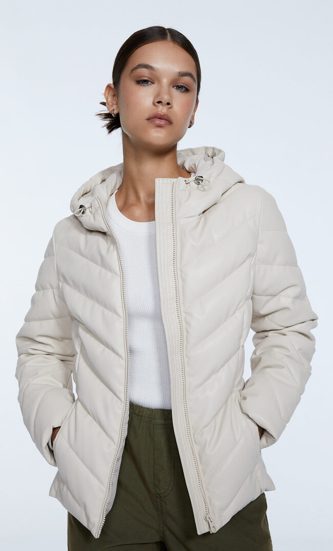 Stradivarius Figurbetonte Steppjacke Aus Kunstleder Ecru M