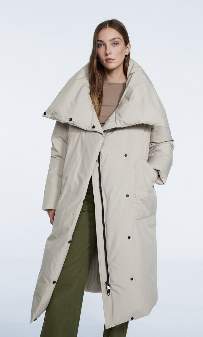 Stradivarius Nahtloser Daunenmantel Ecru M