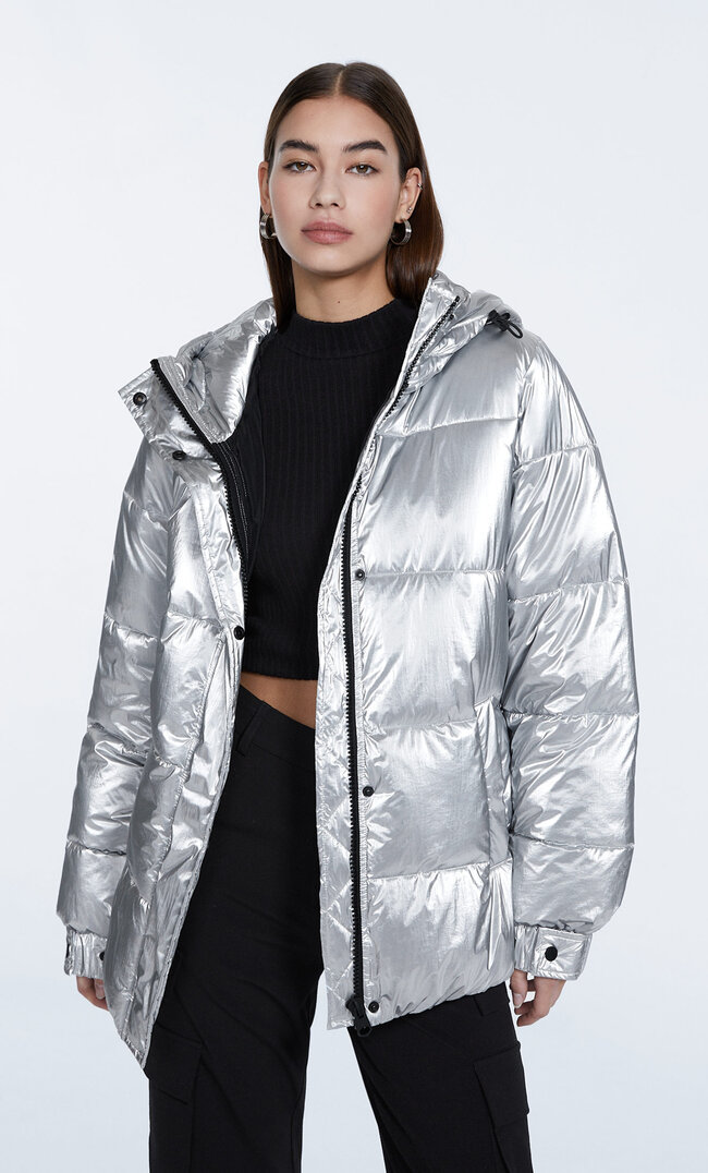 Stradivarius Mittellange Wattierte Metallic-Jacke Grau L