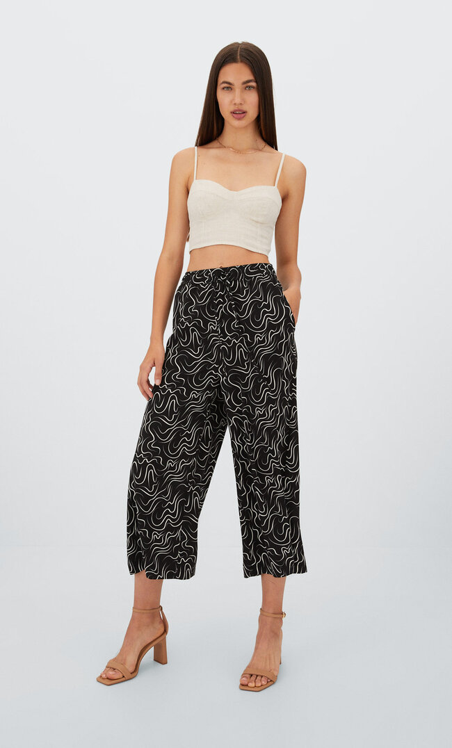 Stradivarius Spodnie Culotte Z Lejącej Tkaniny Ze Sznurkiem Czarny S