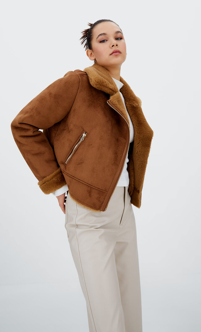 Stradivarius Kurze Doubleface-Bikerjacke Aus Wildlederimitat Dunkles Camel S
Stradivarius Kurze Doubleface-Bikerjacke Aus Wildlederimitat Dunkles Camel S