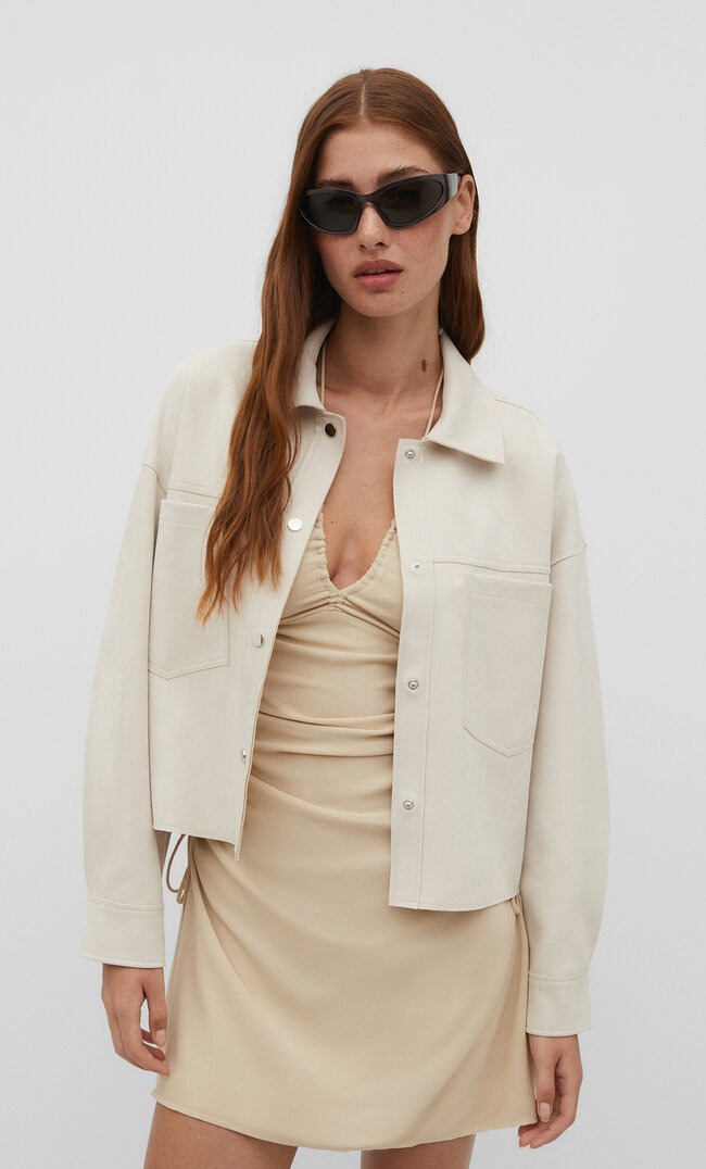 Stradivarius Kurzes Overshirt in Wildlederoptik Ecru S