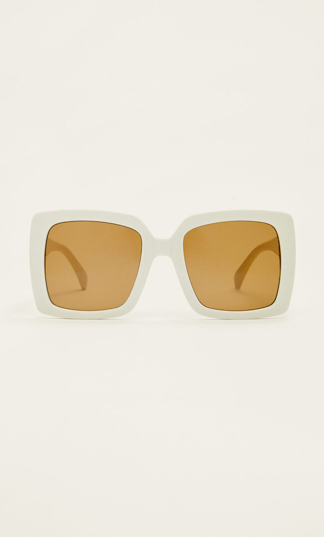 Stradivarius Kastenförmige Sonnenbrille Mit Gläsern In Dégradé-Optik Ecru M
Stradivarius Kastenförmige Sonnenbrille Mit Gläsern In Dégradé-Optik Ecru M