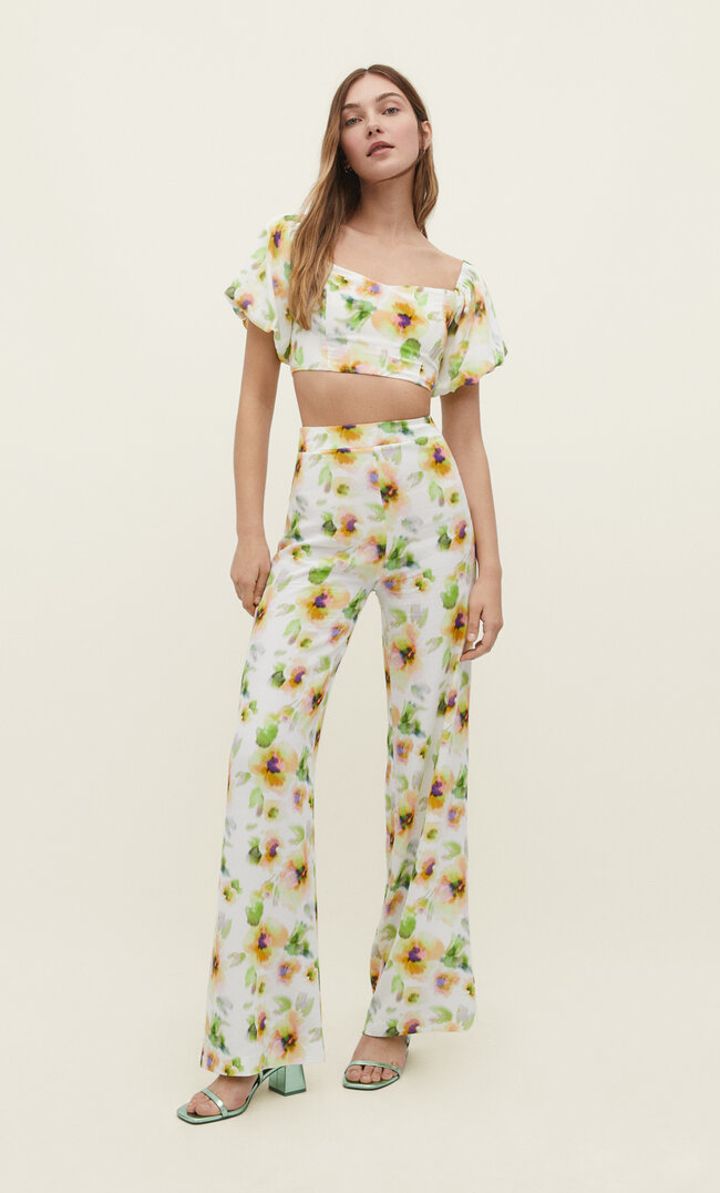 Stradivarius Pantalon Vaporoși Cu Flori Ecru 44 Ecru imagine megaplaza.ro