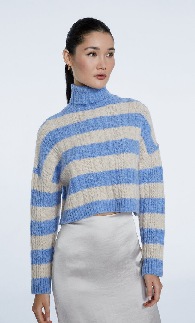Stradivarius Cropped-Pullover mit Zopfmuster und Rollkragen Himmelblau M