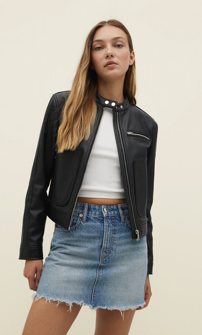 Stradivarius Körpernah geschnittene Racingjacke aus Kunstleder Schwarz M