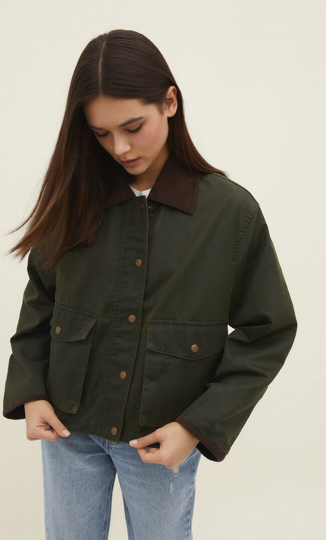 Stradivarius Kurzer Parka in gewachster Optik Khaki XL