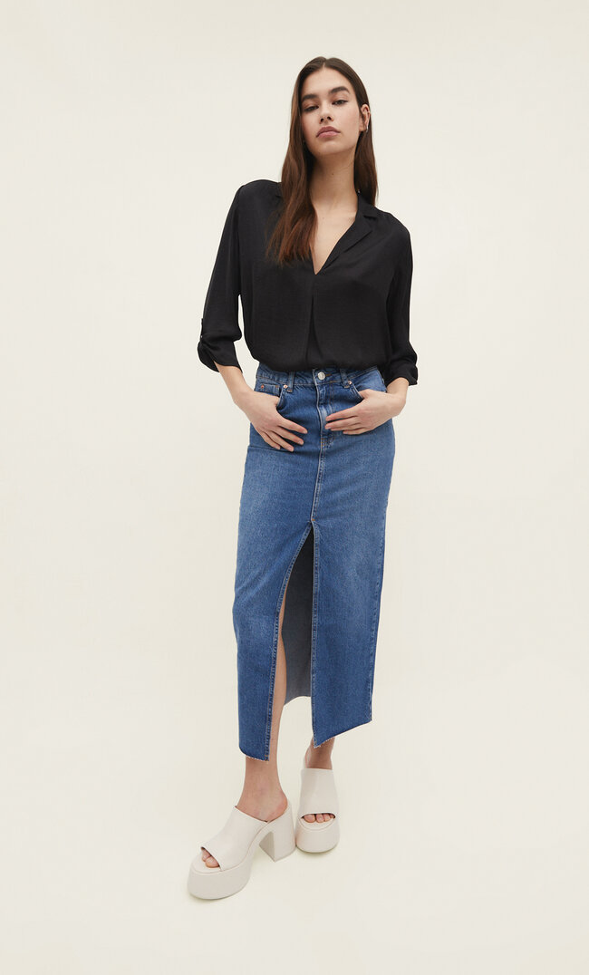 Stradivarius Satinbluse mit Reverskragen Schwarz M