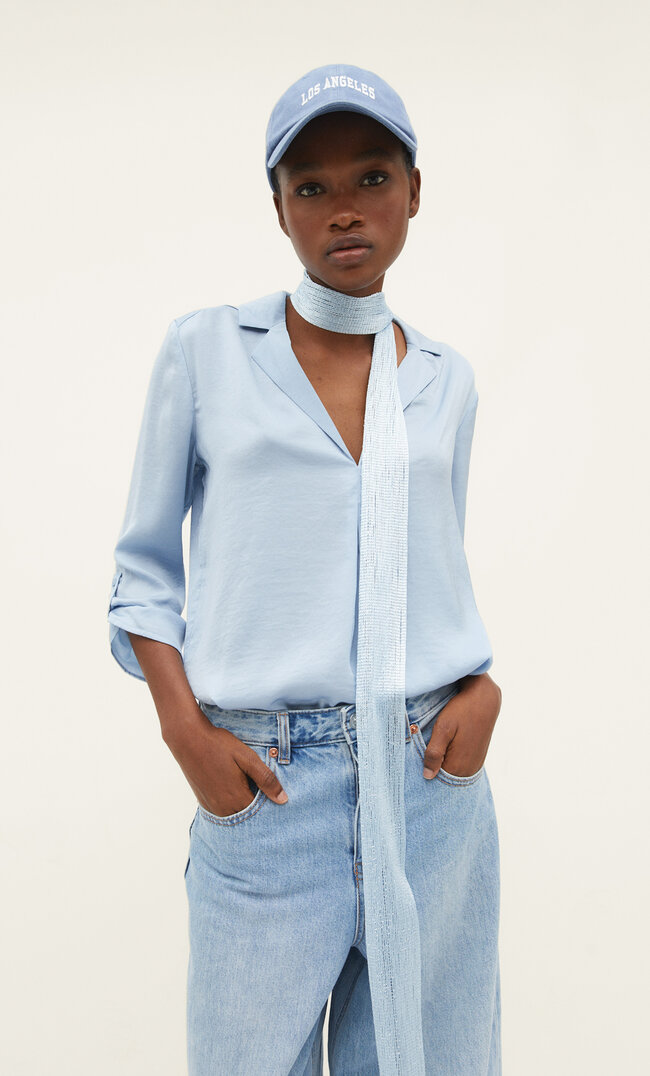 Stradivarius Satinbluse mit Reverskragen Himmelblau S