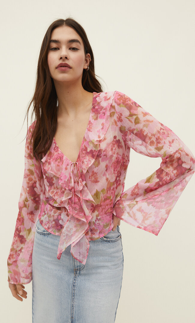 Stradivarius Bluse mit V-Ausschnitt und Volants Hellrosa XS