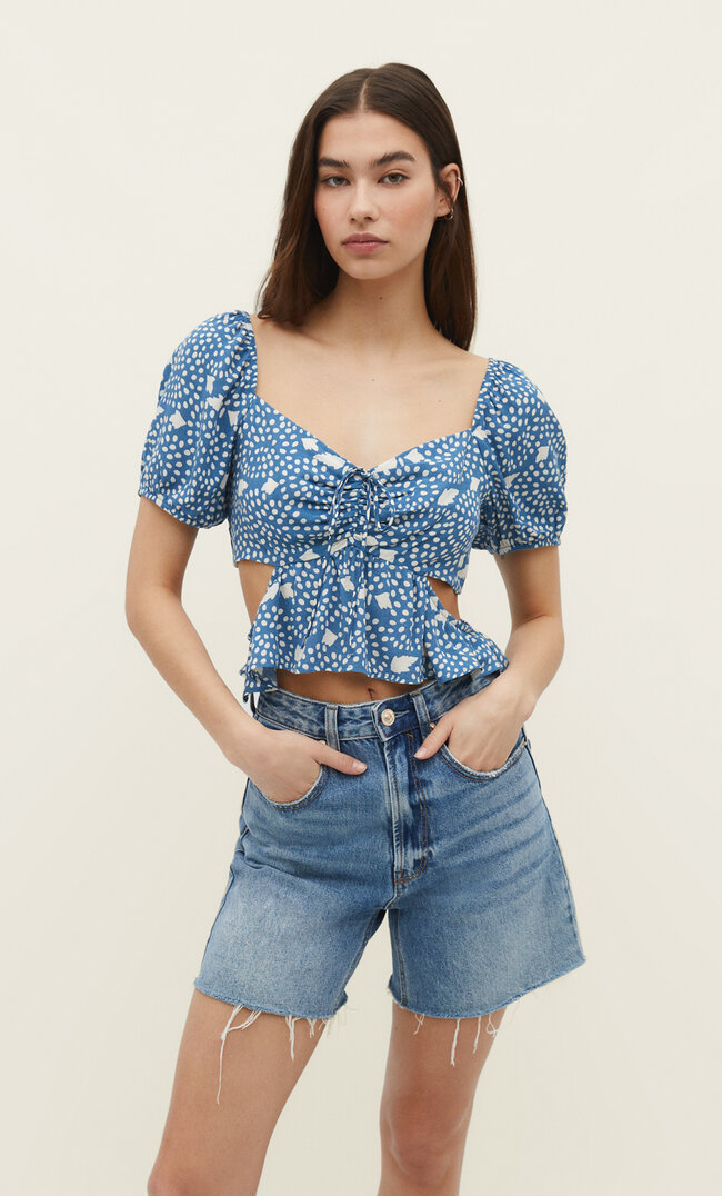 Stradivarius Top mit kurzen Ärmeln und Cut-outs Himmelblau S