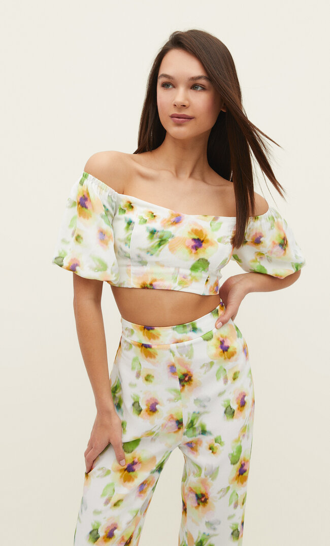Stradivarius Schulterfreies Top mit Print Ecru S