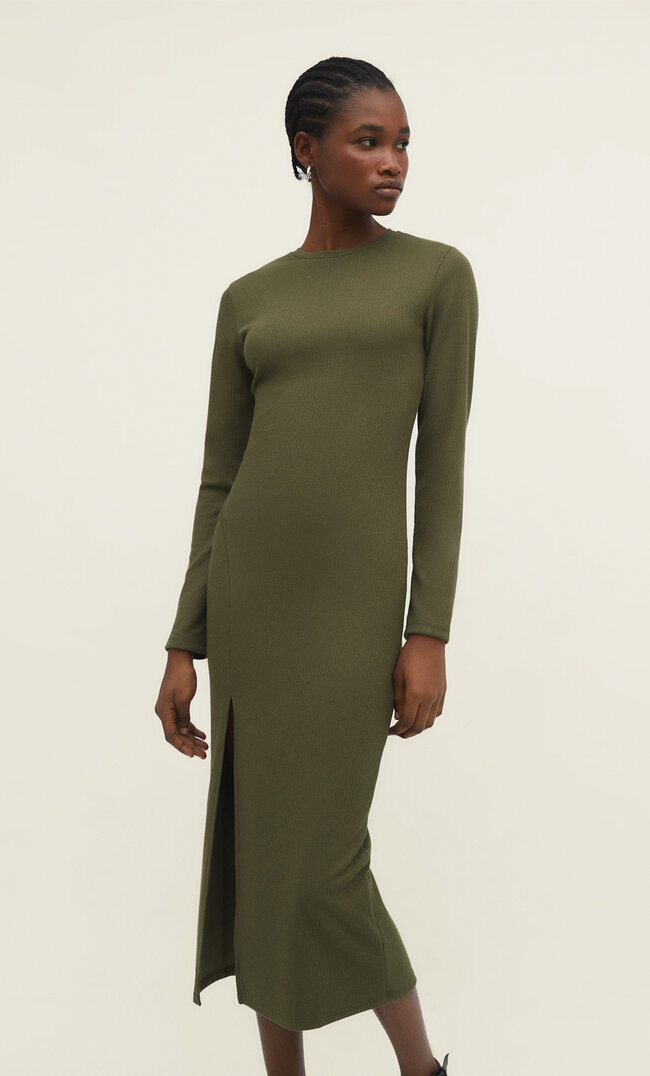 Stradivarius Geripptes Midikleid mit Schlitz Khaki S