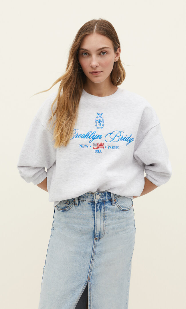 Stradivarius Sweatshirt mit Stickerei Grau Melange S