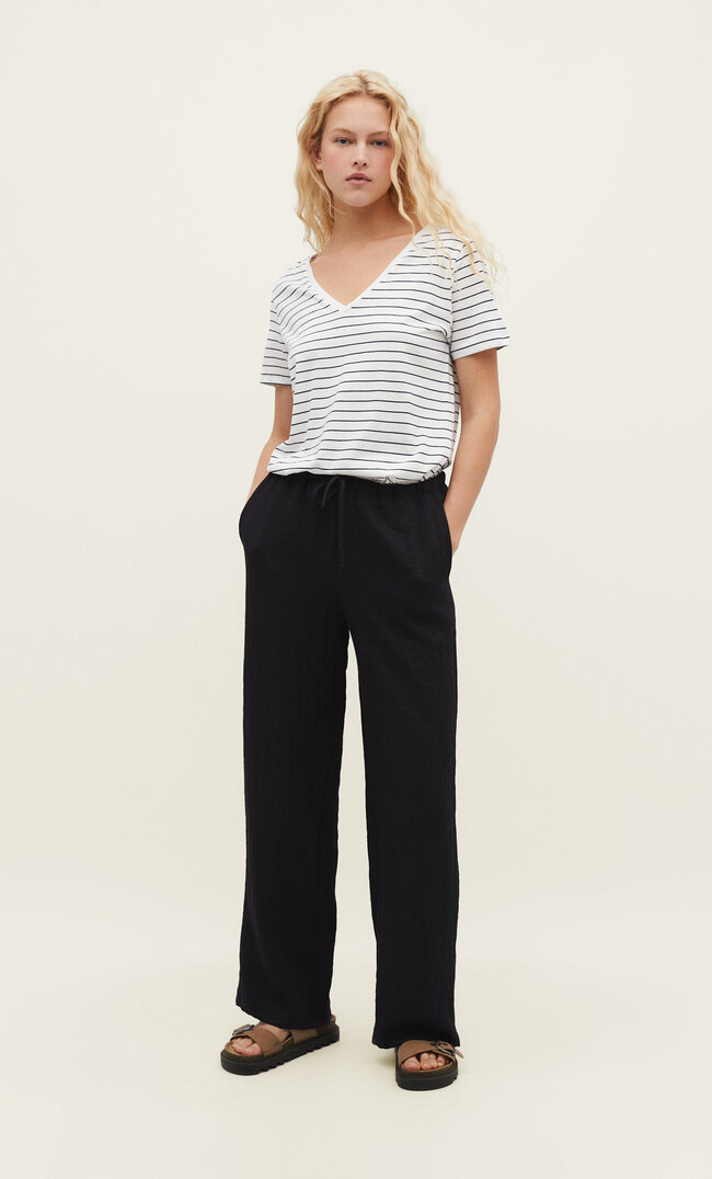 Stradivarius Basic-T-Shirt Mit V-Ausschnitt Und Streifen Weiß S