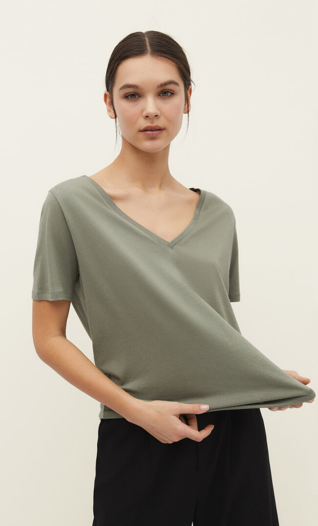 Stradivarius Basic-Shirt mit V-Ausschnitt Khaki XS