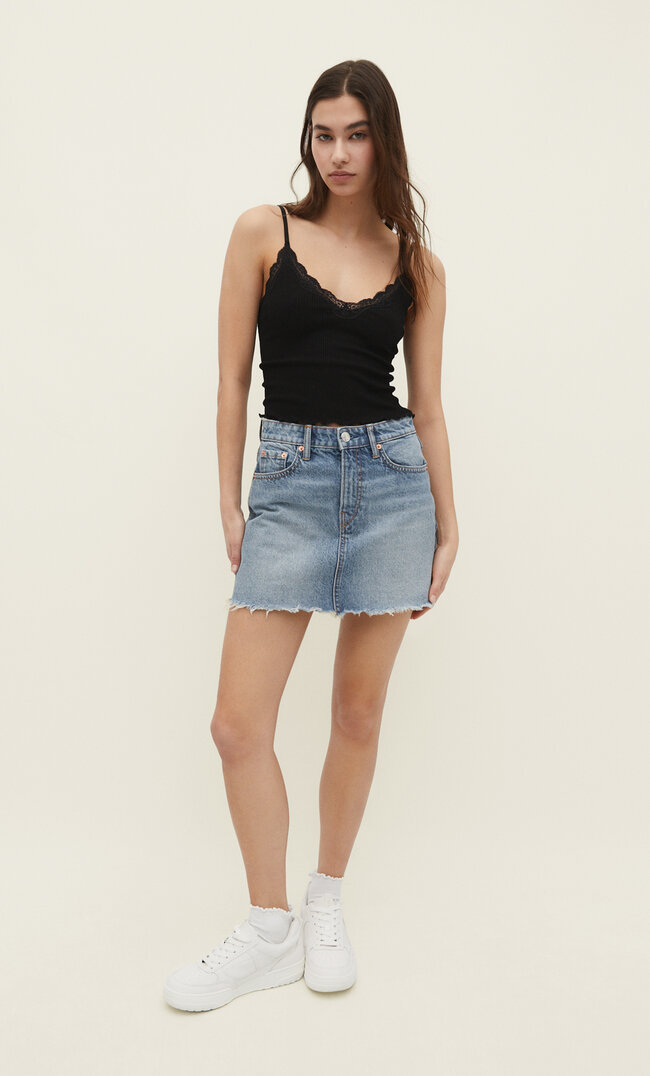 Stradivarius Top mit Trägern und Spitze Schwarz M