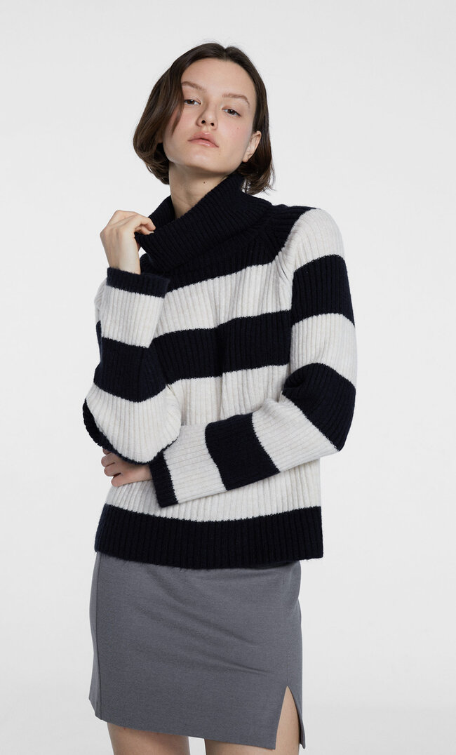 Stradivarius Strickpullover mit Rollkragen und Patentmuster Marineblau XS
Stradivarius Strickpullover mit Rollkragen und Patentmuster Marineblau XS