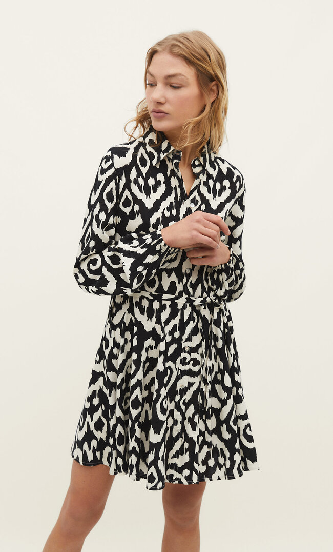 Stradivarius Kurzes Kleid mit Print Schwarz S